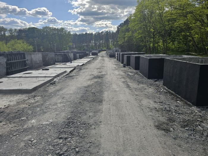 Plac z gotowymi szambami betonowymi Głogów w różnych rozmiarach